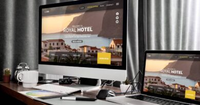 Desenvolvimento de site profissional exibido em um monitor e um laptop com o design do Royal Hotel.