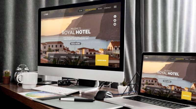 Guia Definitivo 2024: Como Criar um Site Profissional do Zero 2 Desenvolvimento de site profissional exibido em um monitor e um laptop com o design do Royal Hotel.