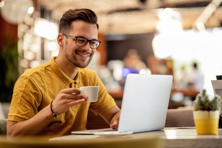 Freelancer trabalhando e tomando café