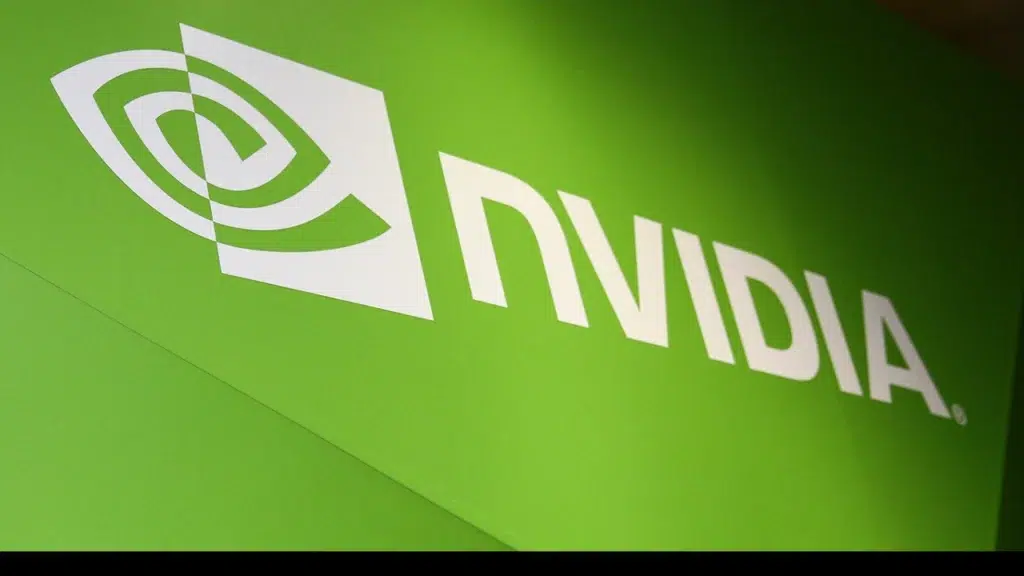 Logo da NVIDIA ou chip Blackwell representando a força das ações da NVIDIA em 2025 apesar das tarifas.