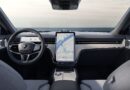 Imagem do Volvo EX90 com Google Gemini integrado em painel com comandos por voz
