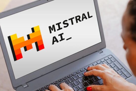 Logo da Mistral AI em tela de laptop ilustrando o novo modelo Mistral Medium 3
