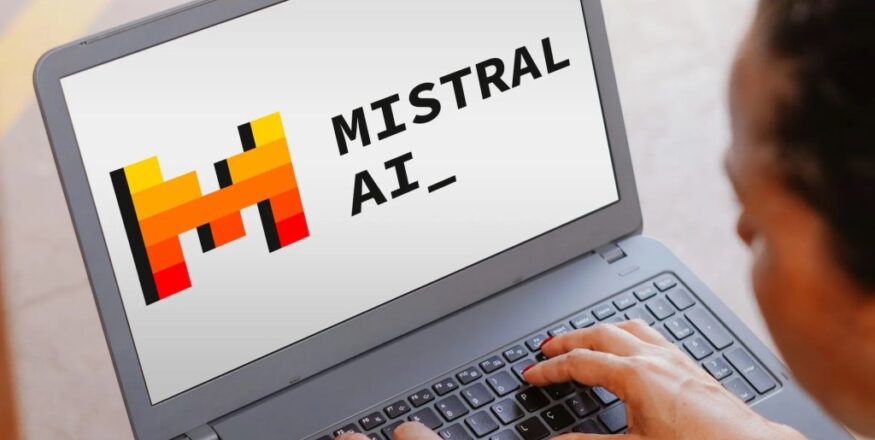 Logo da Mistral AI em tela de laptop ilustrando o novo modelo Mistral Medium 3