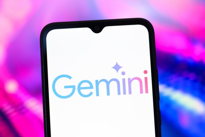 Logo do Google Gemini AI exibido na tela de um smartphone, simbolizando avanços em IA para Google I/O 2025