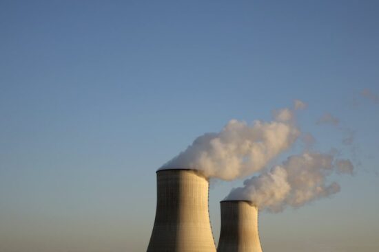 Torres de resfriamento de reator nuclear simbolizando o acordo do Google por energia nuclear avançada