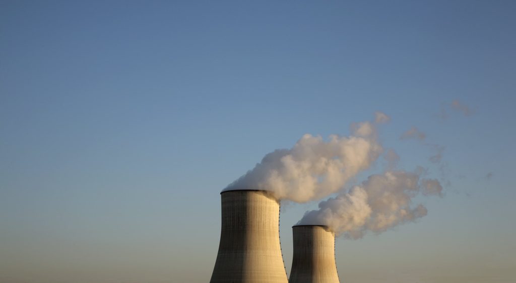 Torres de resfriamento de reator nuclear simbolizando o acordo do Google por energia nuclear avançada