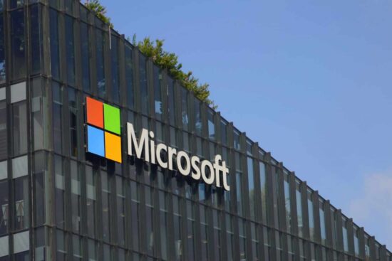 Fachada de um prédio da Microsoft com céu azul ao fundo, simbolizando a decisão corporativa sobre a IA DeepSeek.
