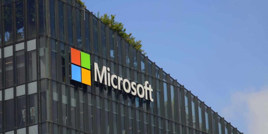 Fachada de um prédio da Microsoft com céu azul ao fundo, simbolizando a decisão corporativa sobre a IA DeepSeek.