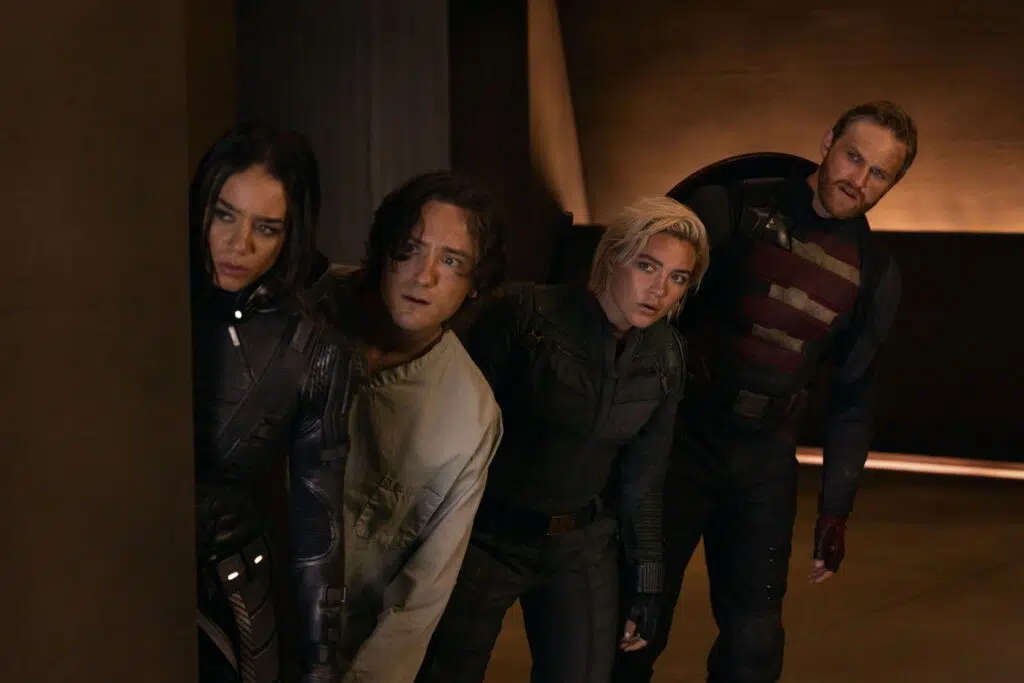 Elenco de Thunderbolts* (Yelena, Bucky, Guardião Vermelho, Fantasma, Treinadora, Agente Americano) espiando.