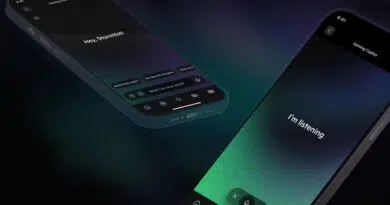 Dois dispositivos móveis lado a lado. O dispositivo à esquerda mostra o Copilot for Gaming cumprimentando um usuário chamado StormYeti. O dispositivo à direita mostra o Copilot for Gaming ouvindo o comando de voz do usuário.