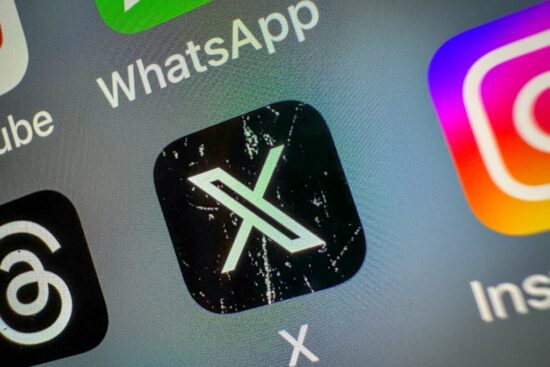 Ícone do aplicativo X em uma tela de smartphone, ilustrando a notícia sobre falha nas timelines e notificações do X.