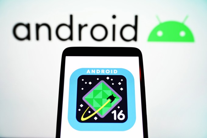 Logo do Android 16 exibido na tela de um smartphone, indicando a nova versão do sistema operacional.