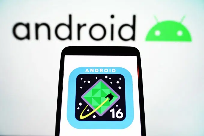 Google I/O 2025: O que esperar de Gemini e Android 16 5 Logo do Android 16 exibido na tela de um smartphone, indicando a nova versão do sistema operacional.