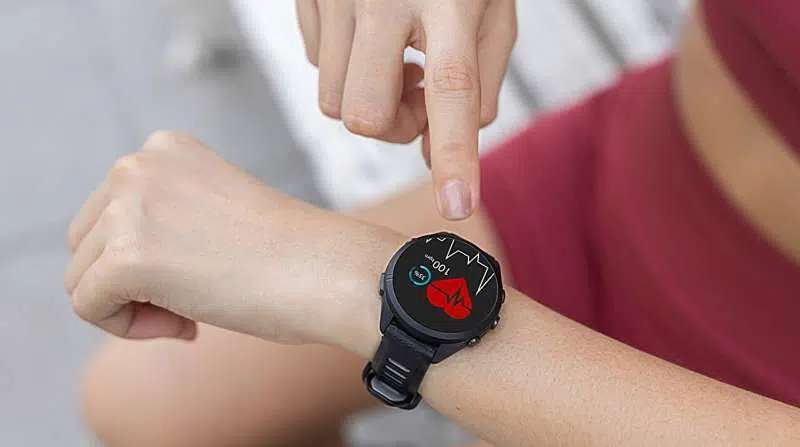 Ilustração do chip de IA para detecção de ataque cardíaco vestível sendo desenvolvido por pesquisadores.