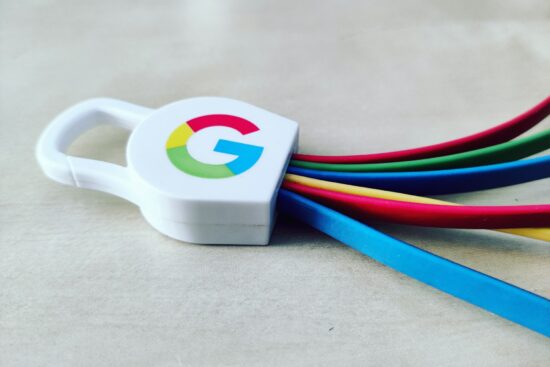 Logotipo do Google Chrome em destaque com cordas de segurança