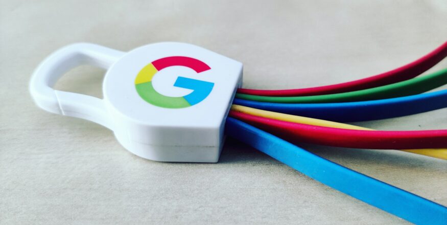 Logotipo do Google Chrome em destaque com cordas de segurança