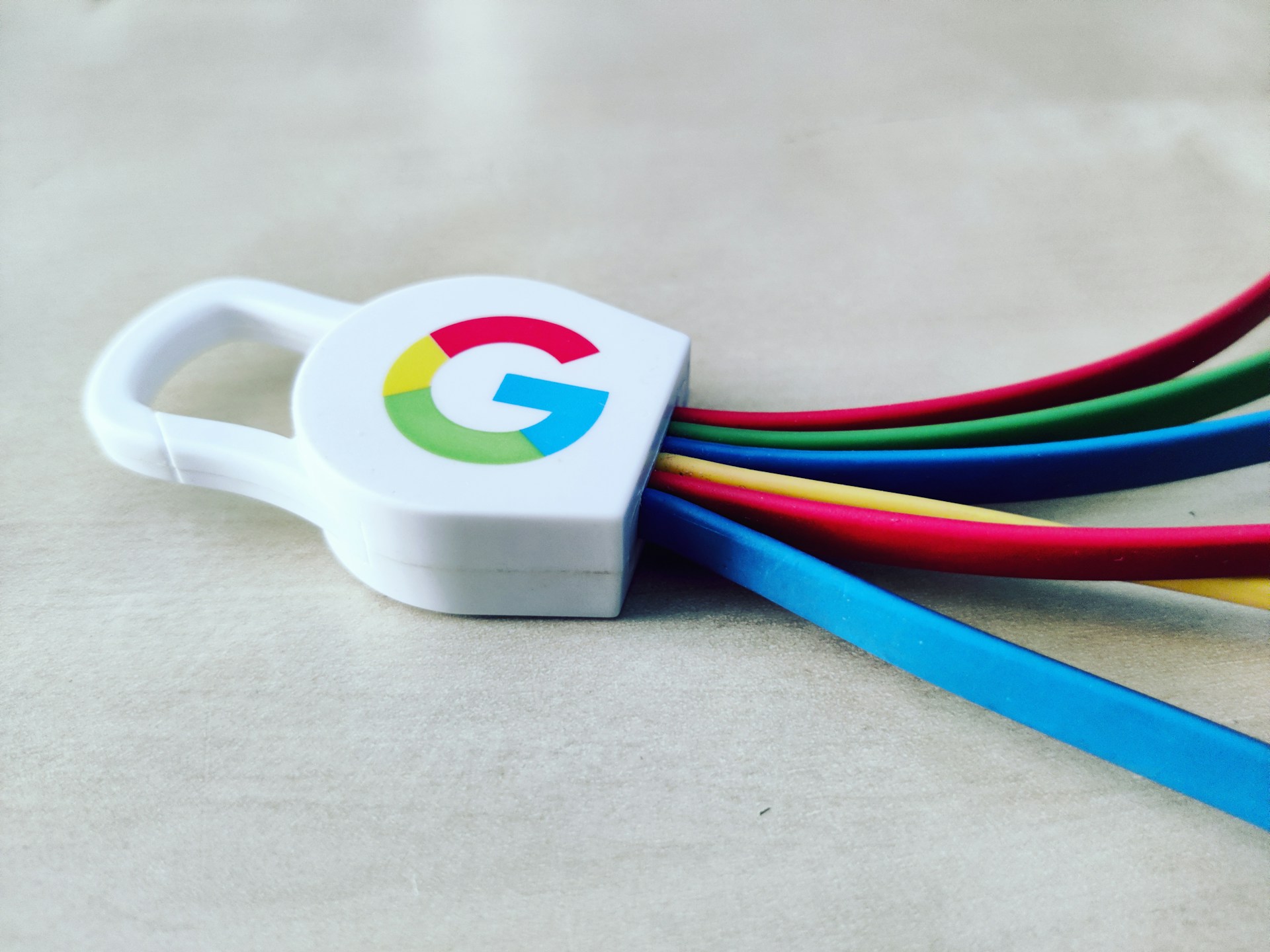 Logotipo do Google Chrome em destaque com cordas de segurança