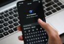 Pessoa interagindo com o aplicativo de bate-papo DeepSeek AI no smartphone, com foco em inovação digital e comunicação.