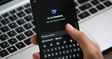 Pessoa interagindo com o aplicativo de bate-papo DeepSeek AI no smartphone, com foco em inovação digital e comunicação.