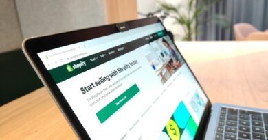 imagem de um computador com o site shopify aberto