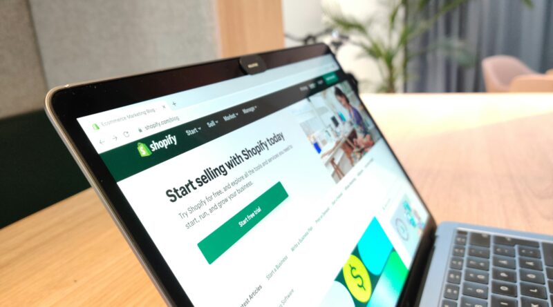 imagem de um computador com o site shopify aberto