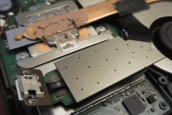 Protótipo de dispositivo SX Core soldado a uma placa-mãe do Nintendo Switch indicando modificação de hardware.