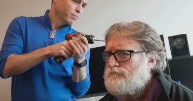 ﻿O CEO da Valve, Gabe Newell, finge fazer um furo na cabeça para uma interface cérebro-computador de chip cerebral. Imagem: Valve / GDC