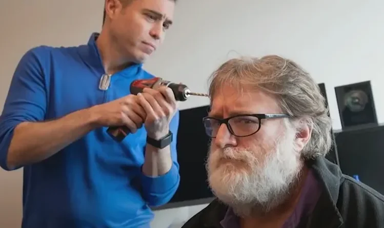 ﻿O CEO da Valve, Gabe Newell, finge fazer um furo na cabeça para uma interface cérebro-computador de chip cerebral. Imagem: Valve / GDC