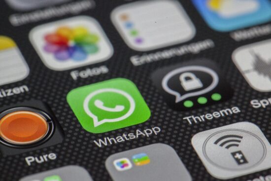 Ilustração do logo do WhatsApp em uma tela Foto de Pixabay: https://www.pexels.com/pt-br/foto/ios-icon-screengrab-267392/