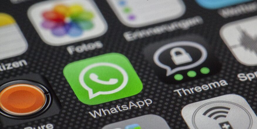 Ilustração do logo do WhatsApp em uma tela Foto de Pixabay: https://www.pexels.com/pt-br/foto/ios-icon-screengrab-267392/