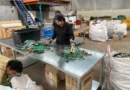 Pesquisadora analisa polímero que captura ouro de placas eletrônicas
