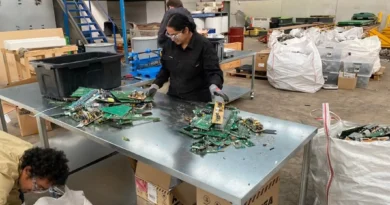 Pesquisadora analisa polímero que captura ouro de placas eletrônicas