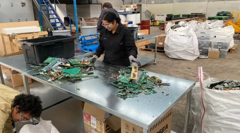 Pesquisadora analisa polímero que captura ouro de placas eletrônicas