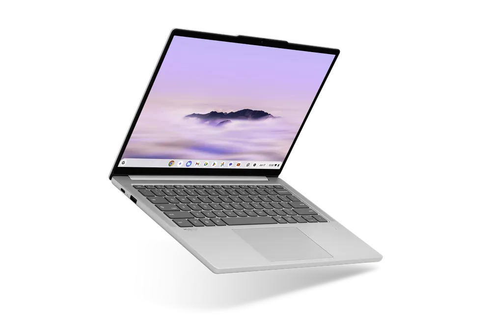 Lenovo Chromebook Plus 14 chega com recursos de IA avançados 2 Lenovo Chromebook Plus 14 aberto em mesa de madeira exibindo a tela OLED