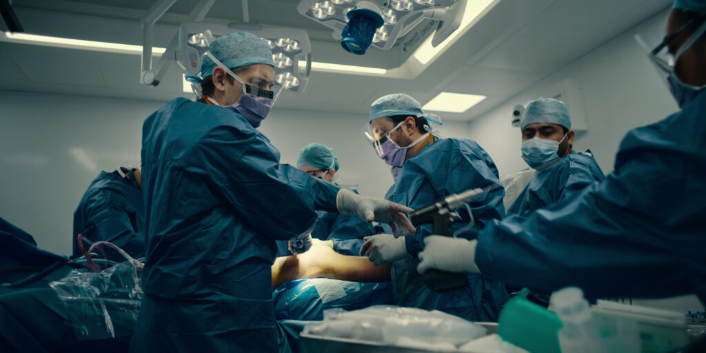 Lançamentos Netflix julho 2025: veja os destaques e estreias do mês 5 Critical: Between Life And Death. Cr. Courtesy Of Netflix © 2025, imagem oficial série documental médica