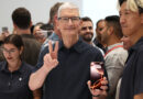 CUPERTINO, CALIFÓRNIA - 9 DE SETEMBRO: O CEO da Apple, Tim Cook, inspeciona o novo iPhone 16 durante um evento especial da Apple na sede da empresa em 9 de setembro de 2024, em Cupertino, Califórnia. A Apple realizou um evento para apresentar os novos modelos do iPhone 16, Airpods e Apple Watch. (Foto de Justin Sullivan/Getty Images)