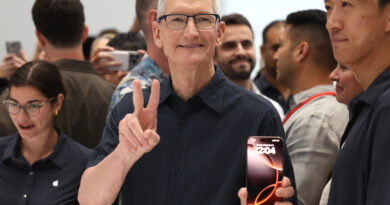 CUPERTINO, CALIFÓRNIA - 9 DE SETEMBRO: O CEO da Apple, Tim Cook, inspeciona o novo iPhone 16 durante um evento especial da Apple na sede da empresa em 9 de setembro de 2024, em Cupertino, Califórnia. A Apple realizou um evento para apresentar os novos modelos do iPhone 16, Airpods e Apple Watch. (Foto de Justin Sullivan/Getty Images)