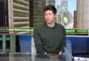 Sam Altman no palco de conferência; imagem ilustrativa sobre governança da OpenAI
