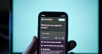 Nesta fotografia, o site Perplexity AI é exibido na tela de um smartphone. A startup de IA Perplexity lançou um recurso de assistente para dispositivos Android. (Ilustração fotográfica de David Tramontan/SOPA Images/LightRocket via Getty Images)