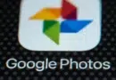 Usuário navega no Google Photos em smartphone; a busca integra IA A fusão de IA e busca clássica promete navegação mais fluida. Crédito: Jaap Arriens/NurPhoto via Getty Images.