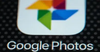 Usuário navega no Google Photos em smartphone; a busca integra IA A fusão de IA e busca clássica promete navegação mais fluida. Crédito: Jaap Arriens/NurPhoto via Getty Images.
