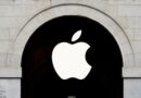 Fachada da Apple Store no Marché Saint-Germain, em Paris, com o logotipo da Apple iluminado