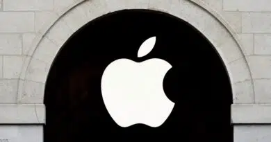 Fachada da Apple Store no Marché Saint-Germain, em Paris, com o logotipo da Apple iluminado