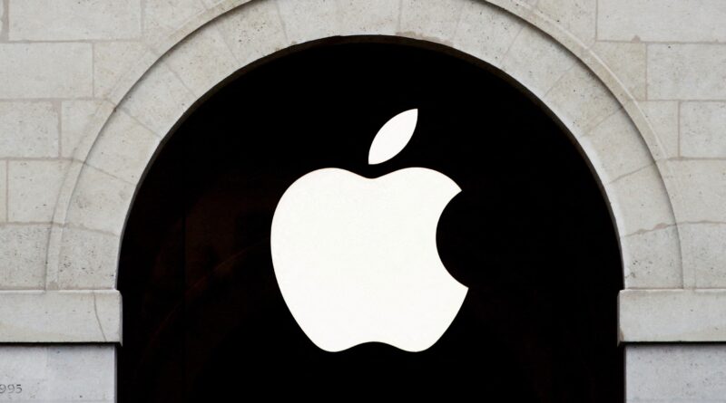 Fachada da Apple Store no Marché Saint-Germain, em Paris, com o logotipo da Apple iluminado