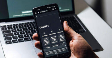 Tela do ChatGPT aberta em smartphone; jovens brasileiros usam IA para ler notícias