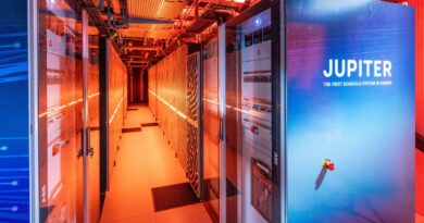 Gabinete azul do supercomputador exascale JUPITER na sala de servidores, destacando refrigeração com luz vermelha