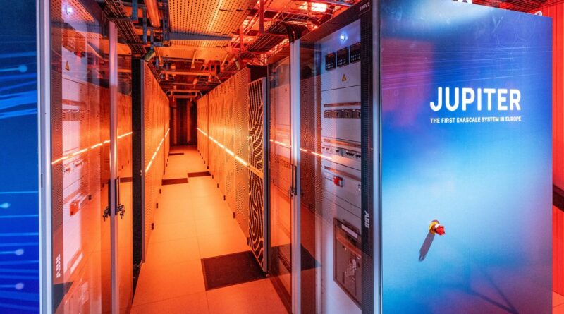 Gabinete azul do supercomputador exascale JUPITER na sala de servidores, destacando refrigeração com luz vermelha