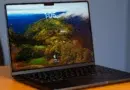MacBook rodando macOS 15.5 aberto no Mail com erro de autenticação em contas Gmail e Outlook