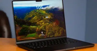 MacBook rodando macOS 15.5 aberto no Mail com erro de autenticação em contas Gmail e Outlook