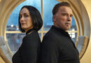 Cena de FUBAR com Carrie-Anne Moss e Arnold Schwarzenegger; retorno à Netflix após longo hiato entre temporadas